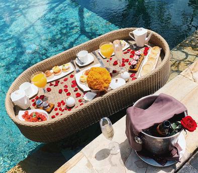 Floating tray
