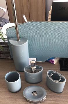 Round Soap dish，PS，bluish-grey，Soap dispenser bottle 10.5 * 16 cm;
Toothbrush holder 10.5 * 10.5cm;
Mouthwash cup 8 * 10 cm;
Soap dish 9 * 12.7 * 2.5 cm;
Toilet brush 9.4 * 43 cm